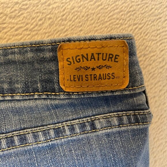Signature By Levi Womans Jeans 18M 34x32 Mid-Rise Bootcut Hem Frayed - Picture 10 of 14